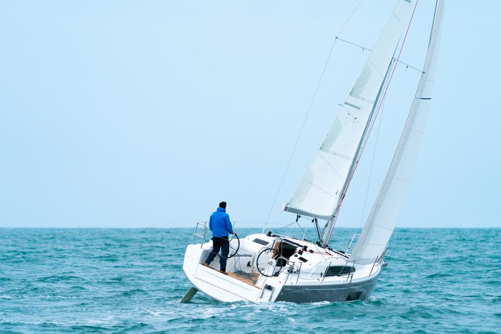 oceanis-30-1-exterior-sailing-aft-view.jpg