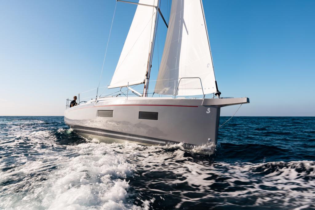 beneteau-oceanis-34-1-sailing-bow-view.jpg
