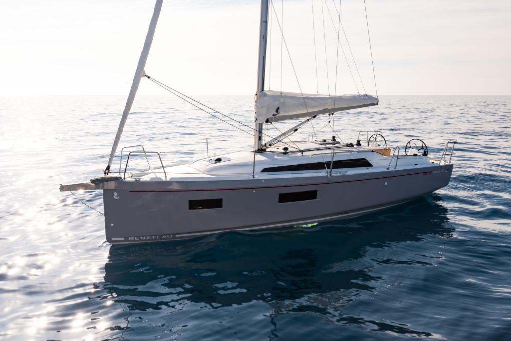 beneteau-oceanis-34-1-exterior-still-water-overview.jpg