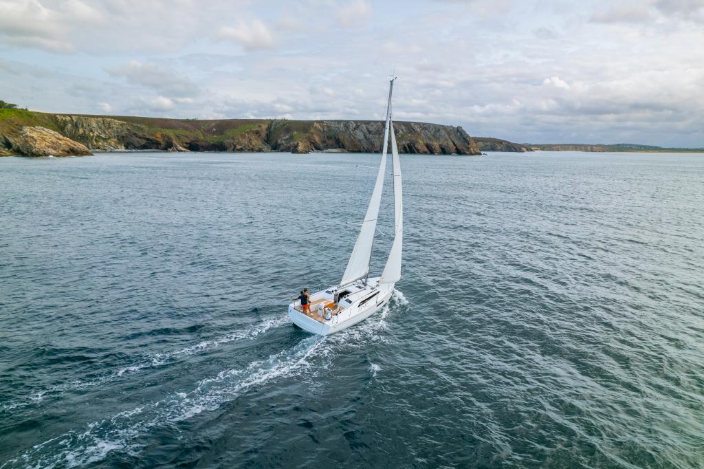 beneteau-oceanis-37-1-exterior-sailing-aerial-rear.jpg