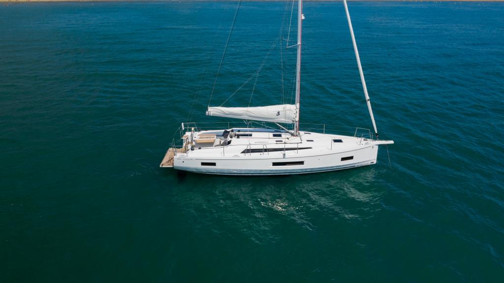 beneteau-oceanis-40-1-luchtfoto-zijaanzicht.jpg