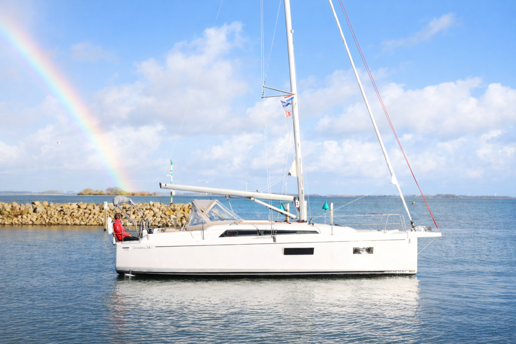 oceanis-34-1-exterior-profile-harbour-mooring.jpg