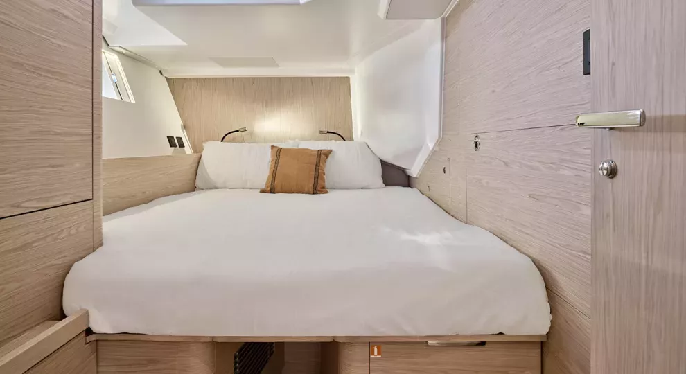 beneteau-oceanis-yacht-60-interior-guest-cabin-forward.jpg