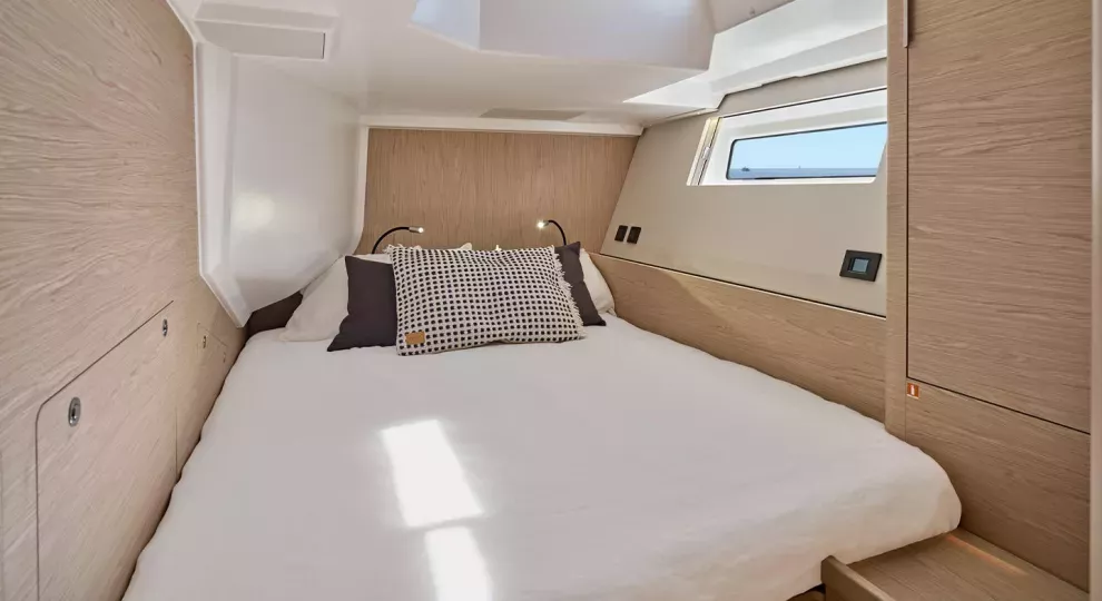 beneteau-oceanis-yacht-60-interior-guest-cabin-forward.jpg