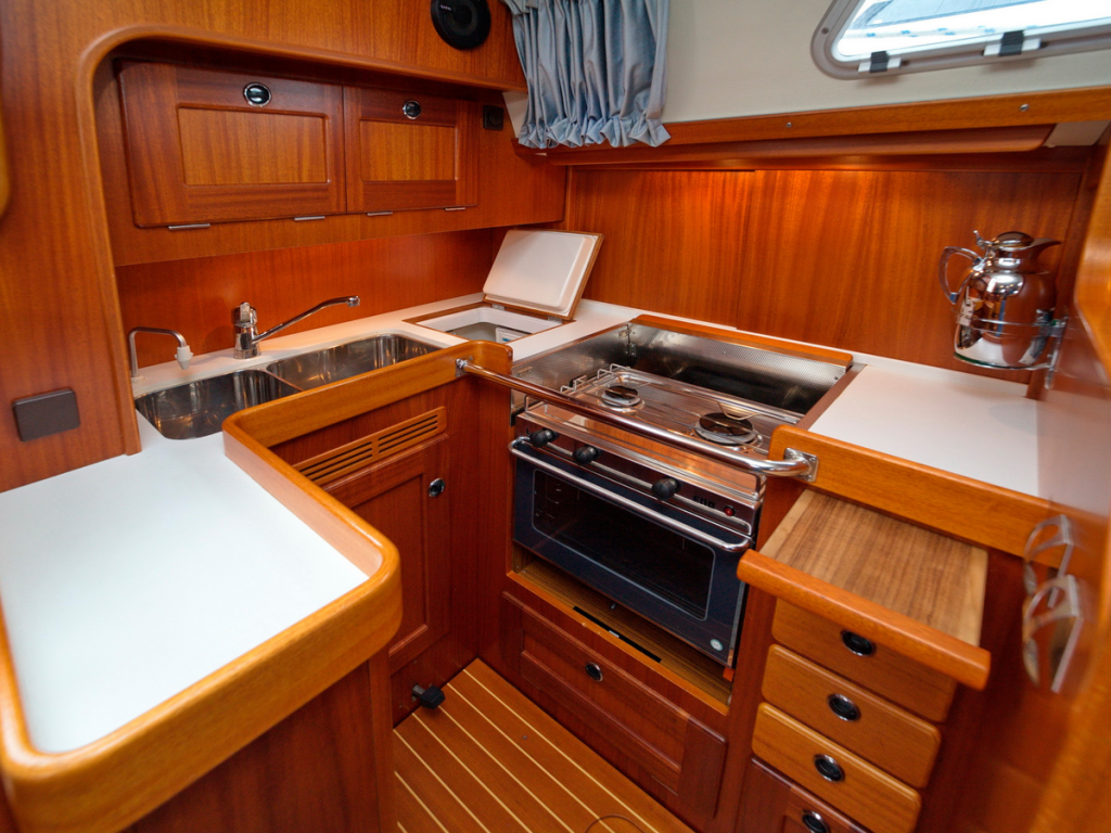 Hallberg-Rassy 37