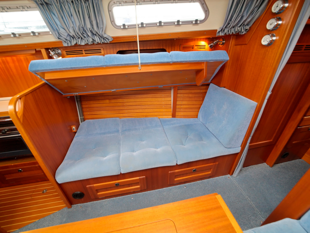 Hallberg-Rassy 37