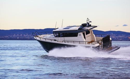 sargo-36-explorer-exterior-side-profile-underway.jpg
