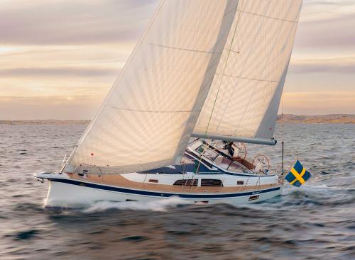 hallberg-rassy-370-sailing-broad-reach.jpg