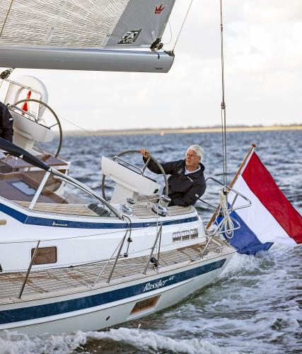 hallberg-rassy-400-cockpit-sailing-helmsman.jpg