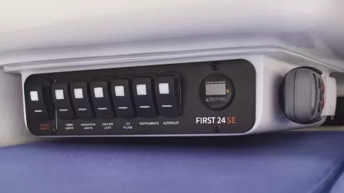 first24se_image_interior_switchpanel.jpg