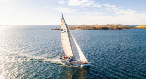 Hallberg-Rassy370sailing730ABylund.jpg