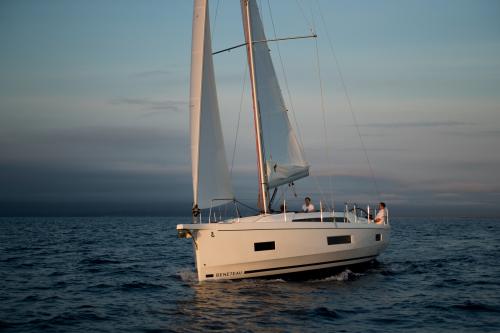 OCEANIS_40.1_IMAGE_EXTERIOR_RUNNING.jpg