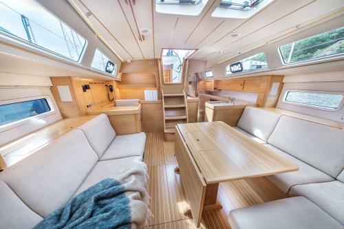 Hallberg-Rassy44MkIIsaloon9024ABylund.jpg